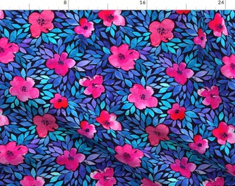 Op de afbeelding: Een aquarel bloemenpatroon met roze bloemen en blauwe bladeren op een donkerblauwe achtergrond.