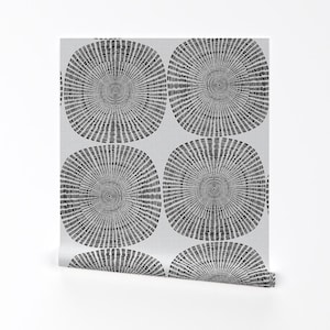 Mid Century moderne geometrische Tapete - Wholly By Fleabat - Großformatige Retro schwarz grau und weiße einfarbige Tapete mit Löffelblume