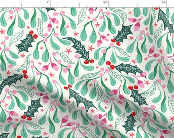 Könnte beinhalten: Ein weißer Hintergrund mit einem sich wiederholenden Muster aus grünem Mistelzweig, rosa Beeren und roten Beeren. Es gibt auch grüne Stechpalmenblätter und kleine rosa Sterne.