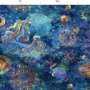 Op de afbeelding: Een blauw en gouden hemels patroon met een vrouwengezicht en golvend haar. Het patroon bevat sterren, manen en andere hemellichamen. De achtergrond is een aquarel in blauw en goud.