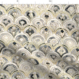 Może przedstawiać: Wzór bez szwów z geometrycznym wzorem nakładających się na siebie zakrzywionych kształtów w odcieniach szarości, bieli i złota. Wzór przypomina łuski lub wachlarz.