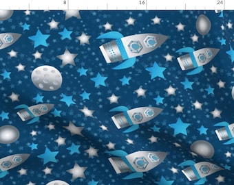 Può includere: Un motivo di razzo blu e argento su uno sfondo blu scuro. Il motivo include stelle e lune bianche.