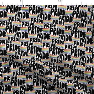 Puede incluir: Tela blanca con un patrón repetido de la palabra "PRIDE" en letras negras estilizadas. Cada palabra está colocada sobre una franja horizontal de colores arcoíris. El diseño es una audaz declaración de orgullo LGBTQ+.