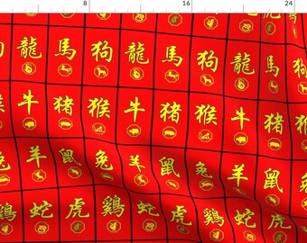 Op de afbeelding: Rode stof met een herhaald patroon van gouden Chinese karakters en dierenriemtekens. Het ontwerp is verdeeld in een raster van zwarte lijnen. Geschikt voor knutsel- of decoratieprojecten met een Aziatisch thema.