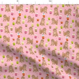 Puede incluir: Una tela rosa con un patrón repetido de perros doodle marrones y tazas de té de boba de colores. Los perros están de pie sobre sus patas traseras y sostienen una taza de té de boba en sus patas delanteras.