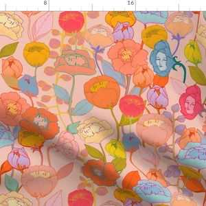 Pode incluir: Tecido floral com um padrão repetido de flores estilizadas em tons de rosa, laranja, amarelo e azul. O design inclui rostos dentro das pétalas das flores, criando uma estética caprichosa.