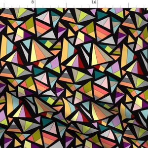 Puede incluir: Un fondo negro con un patrón repetitivo de triángulos geométricos coloridos. Los triángulos están hechos de varios colores, incluyendo rojo, naranja, amarillo, verde, azul, morado y rosa.