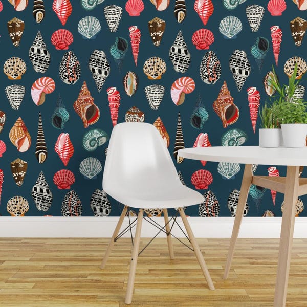 Papel de Parede Conchas Marinhas - Azul Marinho Náutico Praia Verão por Andrea Lauren - Rolo de Papel de Parede Autoadesivo Removível com Impressão Personalizada da Spoonflower