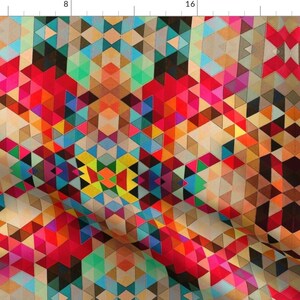 Puede incluir: Un patrón geométrico colorido con un diseño repetitivo de triángulos en tonos de rojo, naranja, amarillo, verde, azul, morado, marrón y negro. El patrón es simétrico y crea una sensación de profundidad y movimiento.