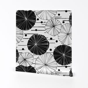 Papier peint floral ~ Jardin d'eau par Friztin ~ Rouleau de papier peint auto adhésif amovible imprimé personnalisé noir et blanc de décoration moderne par Spoonflower