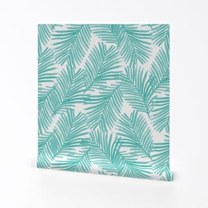 Bananenblatt-Tapete - Palmen-Aquarell-Aqua-Tropisch von Charlotte Winter - Benutzerdefinierte entfernbare selbstklebende Tapetenrolle von Spoonflower