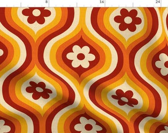 Może przedstawiać: Wzór tkaniny w stylu retro z powtarzającym się wzorem falistych linii w odcieniach pomarańczowego, żółtego i czerwonego. Wzór zawiera stylizowane kwiaty z białymi płatkami i czerwonymi środkami.