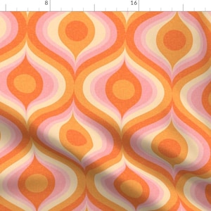 Può includere: Tessuto in stile retrò con un motivo ripetuto di disegni a forma di goccia stratificati. La tavolozza dei colori comprende sfumature di arancione, rosa e crema, creando un aspetto vibrante. Adatto a vari progetti di artigianato e design.