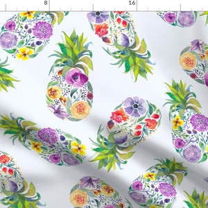 Puede incluir: Un fondo blanco con un patrón repetido de piñas de acuarela. Cada piña está compuesta por una variedad de flores coloridas, incluyendo morado, amarillo, rosa y rojo.