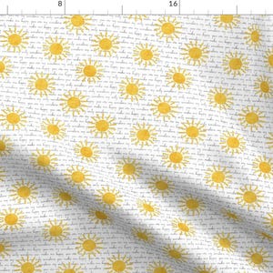 Może przedstawiać: Biały materiał z powtarzającym się wzorem żółtych słońc i tekstem "You make me happy, you are my sunshine" w odręcznym stylu pisma.