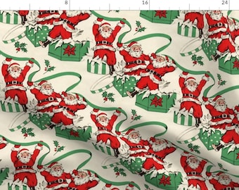 Puede incluir: Un diseño de papel de regalo navideño vintage con un patrón repetitivo de figuras de Papá Noel saliendo de cajas de regalo verdes y blancas a rayas con cintas rojas. El fondo es de color crema con ramas de acebo.