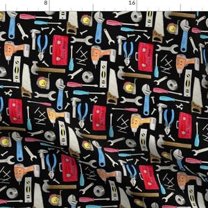 以下が含まれることがあります： レンチ、ドライバー、ハンマー、釘、メジャーなど、さまざまな工具を特徴とする黒と白のシームレスパターン。工具はランダムなパターンで配置され、デザイン全体に繰り返されます。