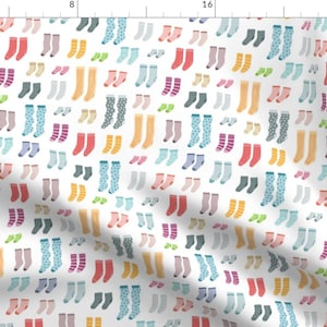 Könnte beinhalten: Ein weißer Hintergrund mit einem sich wiederholenden Muster aus bunten Socken. Die Socken sind in verschiedenen Stilen, darunter Kniestrümpfe, Knöchelsocken und Socken. Die Socken sind in verschiedenen Farben, darunter Rot, Blau, Grün, Gelb, Orange, Pink und Lila.