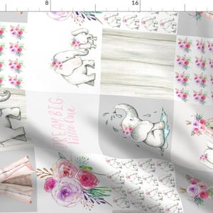 Peut inclure: Un tissu gris et blanc avec un motif patchwork composé de motifs floraux roses, d'éléphants gris et du texte "Dream Big Little One".