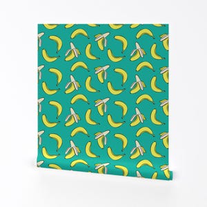 Pop Art Bananentapete - Bananen auf Grün von Littlepfeildesign - Hellgelbe Banane Abnehmbare selbstklebende Tapetenrolle von Spoonflower