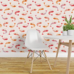 Papel pintado autoadhesivo con adorables camarones - Estilo bohemio playero costero de verano - Decoración de pared removible - Camarones sobre crema por heleenvanbuul