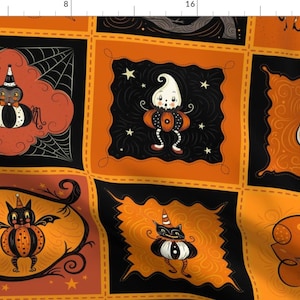 Peut inclure: Tissu présentant un motif en grille répétitif d'illustrations sur le thème d'Halloween. Chaque carré affiche un personnage costumé, incluant une araignée, un fantôme, un chat et une citrouille, sur des fonds orange et noirs avec des bordures.