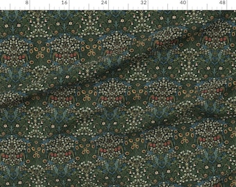 Op de afbeelding: Donkergroene stof met een herhalend bloemenpatroon. Het ontwerp bevat witte, gele en rode bloemen, samen met blauwe accenten. De stof heeft een vintage of antieke uitstraling, geschikt voor diverse knutselprojecten.
