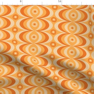 Puede incluir: Un patrón repetido de remolinos de color naranja y crema con acentos de flores blancas. El patrón recuerda al diseño de la década de 1970.
