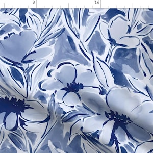 Peut inclure: Un motif sans couture composé de fleurs abstraites en aquarelle bleue et blanche. Le motif est parfait pour le tissu, le papier peint ou le papier d'emballage.
