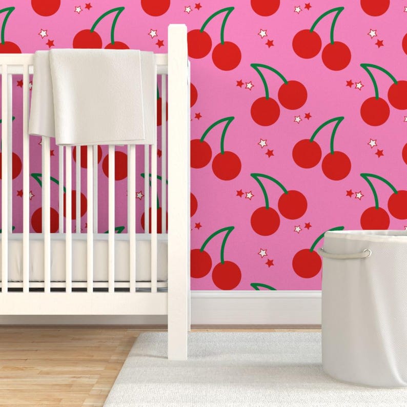 ピンクの壁紙 - Cherry Bomb by Circa78designs - Spoonflowerによるピンクのチェリー柄カスタムプリント剥がせる粘着壁紙ロール 画像 6