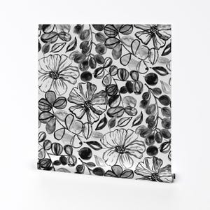 Graustufen Aquarell Blumen Tapete - Schwarz Weiß Bemalte Blumen Groß Von Tigatiga - Moderne einfarbige Chintz Tapete mit Löffelblume