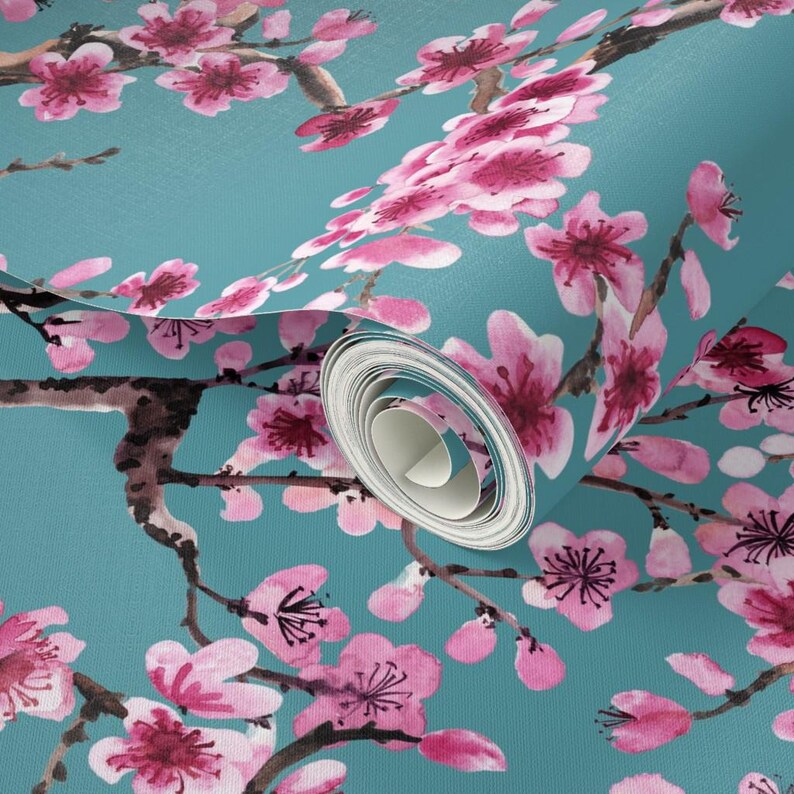 Japońska tapeta – Sakura Turquoise autorstwa Sveta Aho – Duża rolka samoprzylepnej tapety z motywem kwitnącej wiśni, zdejmowana, z motywem sadu, autorstwa Spoonflower zdjęcie 3