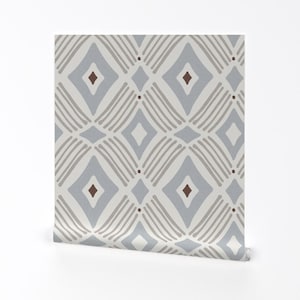Carta da parati geometrica - Tarak di Heatherdutton - Rotolo di carta da parati autoadesiva rimovibile con piastrelle di diamanti giganti blu grigio bianco di Spoonflower