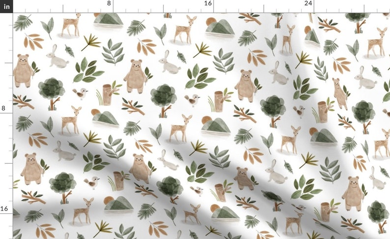 Puede incluir: Un fondo blanco con un patr&oacute;n repetido de animales y plantas del bosque. El patr&oacute;n incluye osos marrones, ciervos, conejos, p&aacute;jaros, &aacute;rboles, hojas y ramas. Los colores son marr&oacute;n, verde y blanco.