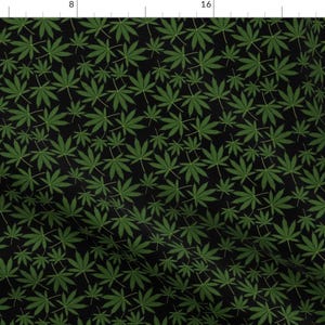 Puede incluir: Un fondo negro con un patrón repetido de hojas verdes de marihuana.