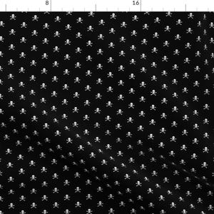 Puede incluir: Tela negra con un patrón repetitivo de pequeñas calaveras blancas y huesos cruzados. El diseño está espaciado uniformemente, creando una estética gótica o de temática pirata. Ideal para ropa o decoración.