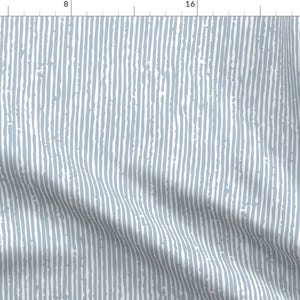 Può includere: Un tessuto con un motivo a righe verticali. Le righe sono di un colore grigio-azzurro chiaro con un aspetto strutturato e leggermente usurato. Lo sfondo è bianco, creando un design ad alto contrasto. Adatto per l'arredamento della casa o l'abbigliamento.
