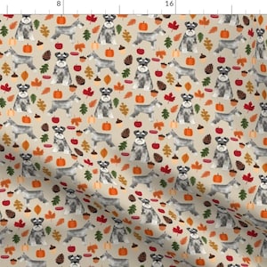 Puede incluir: Un patrón sin costuras con schnauzers miniatura, calabazas, bellotas y hojas de otoño sobre un fondo beige. El patrón es perfecto para telas, papel tapiz o papel de regalo.