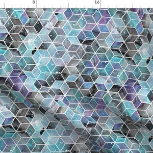 以下が含まれることがあります： 白い輪郭のある青、紫、黒の立方体の幾何学模様を特徴とするシームレスパターン。立方体は水彩画のような銀河模様で満たされています。