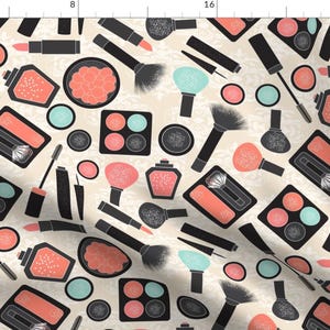Könnte beinhalten: Ein nahtloses Muster mit verschiedenen Make-up-Artikeln, darunter Lidschattenpaletten, Lippenstift, Mascara, Eyeliner, Rouge und Make-up-Pinsel. Das Muster befindet sich auf einem hellbeigen Hintergrund mit einem dezenten Blumendesign.