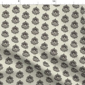 Pode incluir: Um padrão sem costura com um design repetitivo de motivos florais estilizados pretos sobre um fundo bege claro.