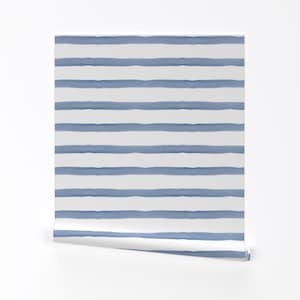 Papier peint à rayures bleues - rayures aquarelles bleues par Anniemontgomerydesign - rouleau de papier peint auto-adhésif nautique amovible par Spoonflower
