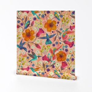 花粉媒介者壁紙 - Gaiamarfurt のハチドリ - Spoonflower のピンク オレンジの花柄春の明るい剥がせる粘着壁紙ロール