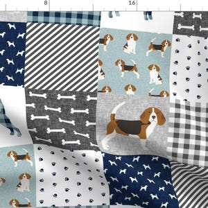 Peut inclure: Un tissu patchwork avec un motif répété de chiens beagle dans différentes poses, y compris en train de courir, de s'asseoir et de se tenir debout. Le tissu est dans des tons de bleu, gris et blanc, avec un motif à carreaux et des motifs en forme d'os.