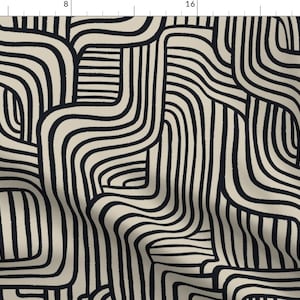 Peut inclure: Motif abstrait avec des lignes ondulées noires sur un fond beige. Les lignes sont épaisses et créent un motif géométrique.