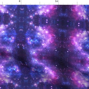 Könnte beinhalten: Ein nahtloses Muster mit einer Galaxie mit dunkelblauem Hintergrund, übersät mit weißen Sternen und wirbelnden Wolken in Rosa und Blau.