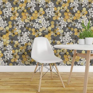 Tapet med honungsbin - Honungsbin av Fernlesliestudio - Grågul hexagonformad honungskaka, avtagbar självhäftande tapetrulle av Spoonflower