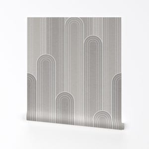 Neutrale Graue Tapete - Art Deco Abgerundete Säulen Von HannahShields - Jumbo Retro 20er Jahre Entfernbare selbstklebende Tapetenrolle von Spoonflower
