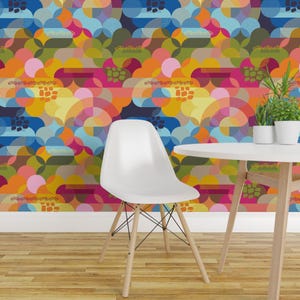 Sommertapete – Summertime von Heidi-Abeline – Helle, moderne, geometrisch gemusterte, selbstklebende Tapetenrolle in Blau, Gelb und Rosa von Spoonflower
