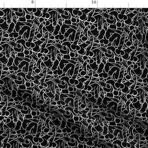 Puede incluir: Tela negra y blanca con un patrón repetitivo de formas abstractas. Las formas están delineadas en blanco y se asemejan a una variedad de formas orgánicas.